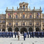 El alcalde de Salamanca, Carlos Garc&iacute;a Carbayo, junto a los nuevos Hu&eacute;spedes Distinguidos