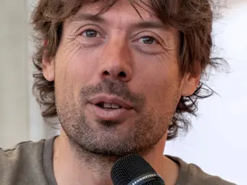 El español Oscar Freire, triple campeón del mundo, detenido tras la denuncia de su mujer MADRID, 13/04/2026.- Fotografía de archivo que muestra al español Óscar Freire, triple campeón del Mundo de ciclismo, durante la presentación de la décima edición de la Mallorca 312 el 26 de abril de 2019. Freire ha sido detenido en su localidad natal, Torrelavega (Cantabria), tras la denuncia de su mujer que asegura que no deja de perseguirla, según han informado a EFE fuentes cercanas a las investigación. EFE/ Cati Cladera