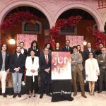 El presidente de la Fundaci&oacute;n Cajasol, Antonio Pulido, junto a los artistas de este nuevo ciclo de &laquo;Jueves Flamencos&raquo;