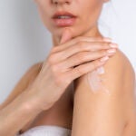 Una mujer se pone crema