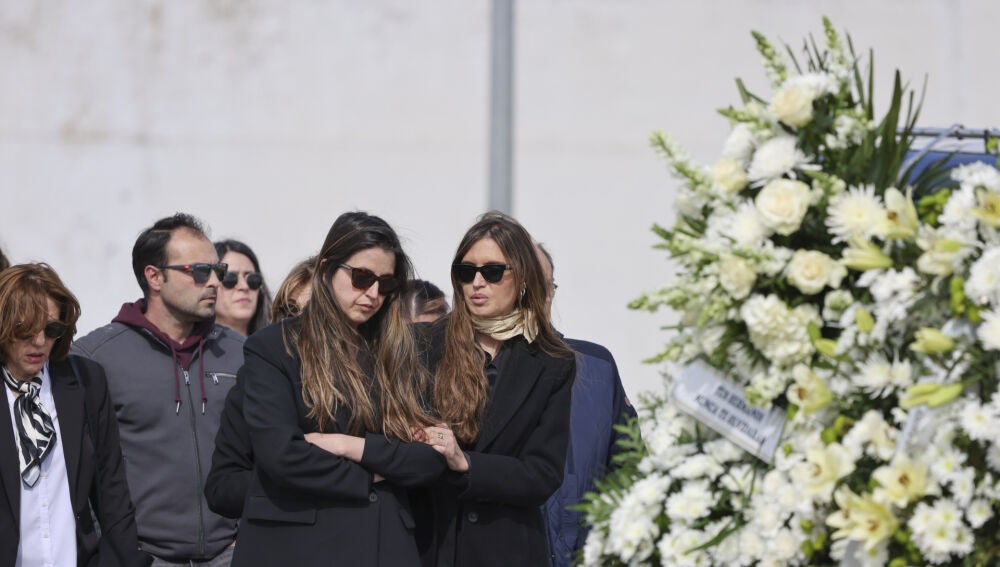 Sara Carbonero y su hermana Irene, en el último adiós a su madre, Goya Arévalo