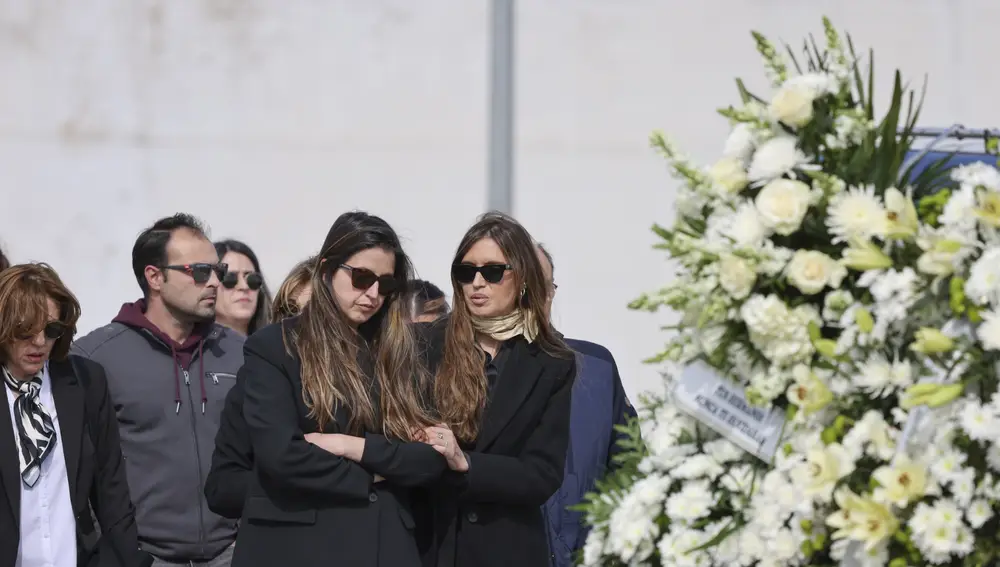 Sara Carbonero y su hermana Irene, en el último adiós a su madre, Goya Arévalo