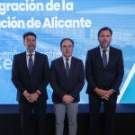 El alcalde de Alicante, Luis Barcala, el presidente de la Generalitat Valenciana, Juanfran P&eacute;rez Llorca, y el ministro de Transportes y Movilidad Sostenible, &Oacute;scar Puente, hoy en la presentaci&oacute;n del Parque Central de Alicante