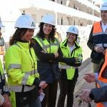 La consejera de Fomento, Articulación del Territorio y Vivienda, Rocío Díaz, durante su visita a las obras de rehabilitación del complejo residencial Costa Toyo La consejera de Fomento, Articulación del Territorio y Vivienda, Rocío Díaz, durante su visita a las obras de rehabilitación del complejo residencial Costa Toyo