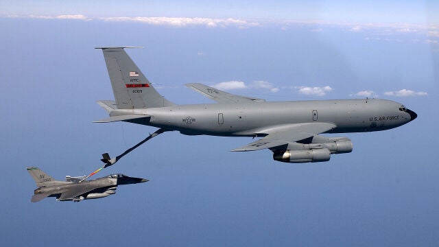 Un KC-135 reabasteciendo a un F-16C en pleno vuelo