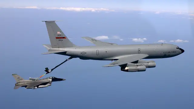 Un KC-135 reabasteciendo a un F-16C en pleno vuelo Un KC-135 reabasteciendo a un F-16C en pleno vuelo