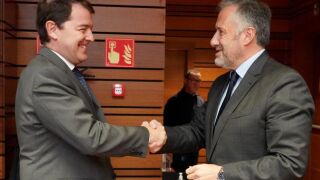 Alfonso Fern&aacute;ndez Ma&ntilde;ueco saluda a Carlos Poll&aacute;n en una sesi&oacute;n en las Cortes