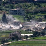 Excavadoras del ej&eacute;rcito israel&iacute; demuelen edificios en la aldea de Mais al-Jabal, en el sur del L&iacute;bano, vistos desde el lado israel&iacute; de la frontera,