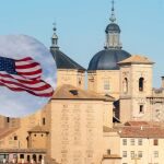Imagen de Toledo y una bandera estadounidense