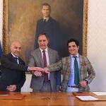 El alcalde de Salamanca, Carlos Garc&iacute;a Carbayo, el director gerente de la Fundaci&oacute;n General de la Universidad de Salamanca (FGUSAL), &Oacute;scar Gonz&aacute;lez, y el CEO de Startup Ol&eacute;, Emilio Corchado, renuevan el convenio