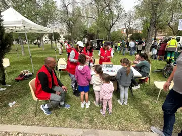 Varios vecinos de Leganés participan en una jornada de plantación de árboles Varios vecinos de Leganés participan en una jornada de plantación de árboles