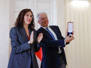 MADRID, 13/04/2026.- &Aacute;lvaro Vargas Llosa, hijo del escritor Mario Vargas Llosa, recoge la Medalla Internacional de las Artes, concedida a t&iacute;tulo p&oacute;stumo a Mario Vargas Llosa por su excepcional labor de creaci&oacute;n literaria y la difusi&oacute;n internacional de las letras hisp&aacute;nicas, de manos de la presidenta de la Comunidad de Madrid, Isabel D&iacute;az Ayuso, este lunes, en la Real Casa de Correos, sede del Gobierno regional, en Madrid. EFE/ Javier Liz&oacute;n 