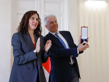 La presidenta de la Comunidad de Madrid, Isabel Díaz Ayuso, entrega la Medalla Internacional de las Artes, a título póstumo, a Mario Vargas Llosa MADRID, 13/04/2026.- Álvaro Vargas Llosa, hijo del escritor Mario Vargas Llosa, recoge la Medalla Internacional de las Artes, concedida a título póstumo a Mario Vargas Llosa por su excepcional labor de creación literaria y la difusión internacional de las letras hispánicas, de manos de la presidenta de la Comunidad de Madrid, Isabel Díaz Ayuso, este lunes, en la Real Casa de Correos, sede del Gobierno regional, en Madrid. EFE/ Javier Lizón