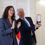 La presidenta de la Comunidad de Madrid, Isabel D&iacute;az Ayuso, entrega la Medalla Internacional de las Artes, a t&iacute;tulo p&oacute;stumo, a Mario Vargas Llosa