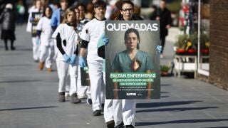 Concentraci&oacute;n/performance silenciosa organizada por el Sindicato de Enfermer&iacute;a en la puerta principal del Hospital La Paz de Madrid