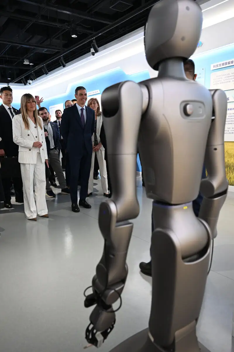 Sánchez pide a China hacer más por la paz y abrir su comercio la víspera de verse con Xi