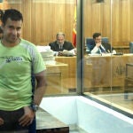 El etarra Jon Bienzobas sonr&iacute;e en la Audiencia Nacional, en donde se le juzga por la colocaci&oacute;n el 25 de enero de 1994 de un coche-bomba en la avenida del Manzanares de Madrid que explot&oacute; al paso de una furgoneta del Ej&eacute;rcito y caus&oacute; heridas a una veintena de personas, hechos por los que el fiscal pide para &eacute;l 275 a&ntilde;os de prisi&oacute;n.