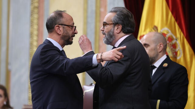 MADRID, 14/04/2026.- El vicepresidente de la c&aacute;mara, Alfonso Rodr&iacute;guez G&oacute;mez de Celis (i) discute con el diputado de Vox Jos&eacute; Mar&iacute;a S&aacute;nchez durante el Pleno del Congreso de los Diputados que se celebra este martes en Madrid. EFE/ V&iacute;ctor Lerena 
