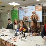  Mar Fresno, vicepresidenta de EAPNCYL, acompa&ntilde;ado por Luisa Lobete, gerente de AECC Valladolid, quien presenta los datos principales de la campa&ntilde;a; Laila Mistral Santos, responsable del Centro de Refugiados de ACCEM, y &Aacute;ngel Alonso Herrero, voluntario tecnol&oacute;gico de Cruz Roja Espa&ntilde;ola, participan en la presentaci&oacute;n de la campa&ntilde;a informativa &lsquo;X Solidaria&rsquo;