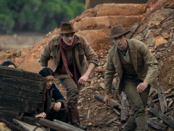 Hero Fiennes Tiffin y D&oacute;nal Finn en una escena de 'El Joven Sherlock'