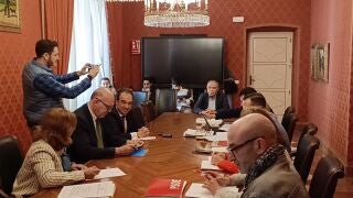 Imagen de la sesi&oacute;n de la comisi&oacute;n de VPP del Ayuntamiento de Alicante celebrada el martes 14 de abril de 2026, con el &uacute;nico compareciente sentado al fondo de la mesa EUROPA PRESS 14/04/2026