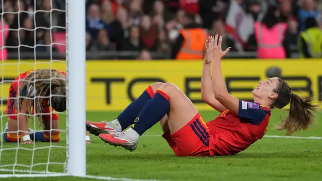 Alexia se lamenta tras una ocasión desperdiciada por la selección Spain's Alexia Putellas reacts after missing a chance to score during the Women's 2027 World Cup group C qualifier soccer match between England and Spain in London, Tuesday, April 14, 2026. (AP Photo/Kin Cheung)