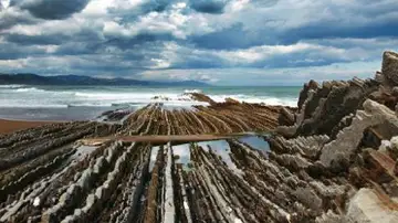 La Ruta del Flysch, entre Zumaia y Deba, permite retroceder sesenta millones de años y descubrir las huellas de la extinción de los dinosaurios La Ruta del Flysch, entre Zumaia y Deba, permite retroceder sesenta millones de años y descubrir las huellas de la extinción de los dinosaurios