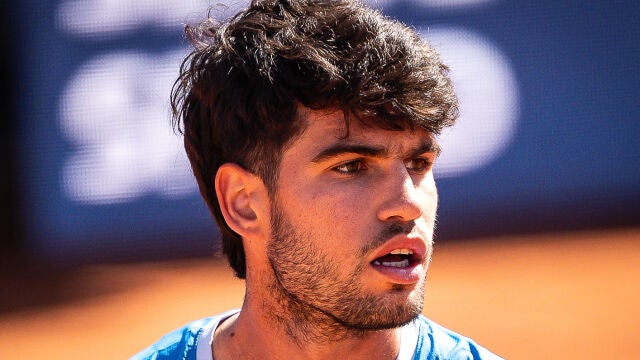 14 April 2026, Spain, Barcelona: Spanish tennis player Carlos Alcaraz in action against Finland's Otto Virtanen during their men's singles round of 32 match of the Barcelona Open tennis tournament at Real Club de Tennis Barcelona. Photo: Matthieu Mirville/ZUMA Press Wire/dpa Matthieu Mirville/ZUMA Press Wir / DPA 14/04/2026 ONLY FOR USE IN SPAIN