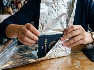 Cada vez es m&aacute;s frecuente envolver el pasaporte en papel de aluminio: este es el verdadero motivo por el que deber&iacute;as hacerlo