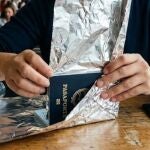 Cada vez es m&aacute;s frecuente envolver el pasaporte en papel de aluminio: este es el verdadero motivo por el que deber&iacute;as hacerlo