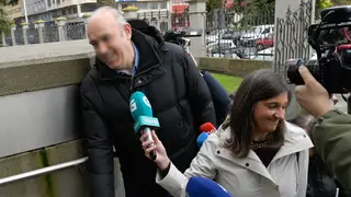 A juicio el lotero de A Coruña acusado de quedarse con una Primitiva de 4,7 millones El lotero acusado llega a la Audiencia Provincial de A Coruña, a 13 de abril de 2026, en Madrid (España). Hoy arranca el juicio contra el lotero de A Coruña acusado de quedarse con una Primitiva millonaria, una vista en la que está también su hermano, que era en el momento de los hechos delegado provincial de Loterías y Apuestas del Estado y que Fiscalía considera que también delinquió. 13 ABRIL 2026;PIXELADA M. Dylan / Europa Press 14/04/2026