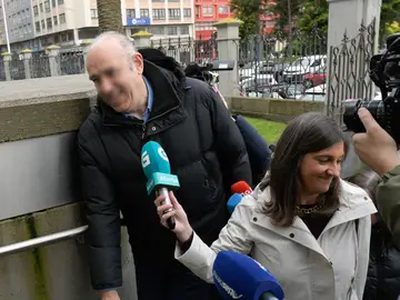 A juicio el lotero de A Coruña acusado de quedarse con una Primitiva de 4,7 millones El lotero acusado llega a la Audiencia Provincial de A Coruña, a 13 de abril de 2026, en Madrid (España). Hoy arranca el juicio contra el lotero de A Coruña acusado de quedarse con una Primitiva millonaria, una vista en la que está también su hermano, que era en el momento de los hechos delegado provincial de Loterías y Apuestas del Estado y que Fiscalía considera que también delinquió. 13 ABRIL 2026;PIXELADA M. Dylan / Europa Press 14/04/2026