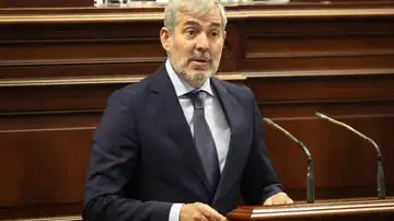 Clavijo acusa al Gobierno de España de "ignorancia" con Canarias pese a tener un ministro isleño: "15 millones frente a los 1.000 de otras comunidades" Fernando Clavijo en un pleno del Parlamento canario