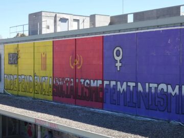 Estudiantes independentistas vuelven a pintar el mural de la UAB eliminado por la justicia: "Socialismo y feminismo"