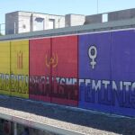 Estudiantes independentistas vuelven a pintar el mural de la UAB eliminado por la justicia: "Socialismo y feminismo"