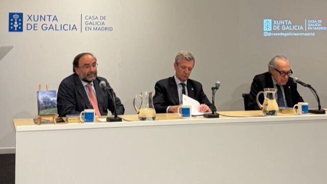 Abel Veiga junto a Alfonso Rueda, presidente gallego, y Luis Alberto de Cuenca, Premio Nacional de Poes&iacute;a