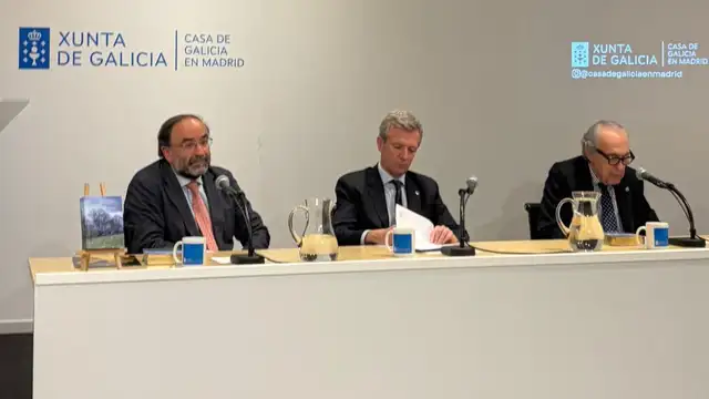 Abel Veiga junto a Alfonso Rueda, presidente gallego, y Luis Alberto de Cuenca, Premio Nacional de Poesía Abel Veiga junto a Alfonso Rueda, presidente gallego, y Luis Alberto de Cuenca, Premio Nacional de Poesía