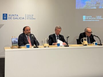 Abel Veiga junto a Alfonso Rueda, presidente gallego, y Luis Alberto de Cuenca, Premio Nacional de Poes&iacute;a