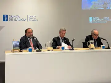 Abel Veiga junto a Alfonso Rueda, presidente gallego, y Luis Alberto de Cuenca, Premio Nacional de Poesía Abel Veiga junto a Alfonso Rueda, presidente gallego, y Luis Alberto de Cuenca, Premio Nacional de Poesía