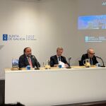 Abel Veiga junto a Alfonso Rueda, presidente gallego, y Luis Alberto de Cuenca, Premio Nacional de Poes&iacute;a