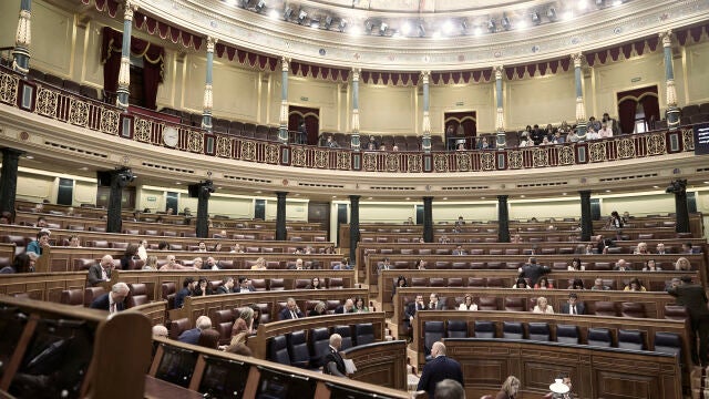 Diputados en las bancadas, durante el pleno en el Congreso de los Diputados, a 14 de abril de 2026, en Madrid (Espa&ntilde;a). El pleno aborda dos proposiciones de ley (velo integral y CNMC digital), dos PNL sobre v&iacute;ctimas del Patronato y bibliocausto, una moci&oacute;n del PP sobre infraestructuras ferroviarias, interpelaciones y preguntas al Gobierno sobre guerra, fiscalidad, energ&iacute;a, financiaci&oacute;n auton&oacute;mica y gesti&oacute;n, adem&aacute;s de cuatro acuerdos internacionales con visados, diplomacia y electricidad. 14 ...