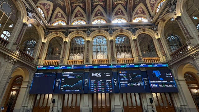 MADRID, 14/04/2026.- La Bolsa espa&ntilde;ola ha rebotado este martes un 1,46 %, en l&iacute;nea con el resto de las plazas europeas, mientras el precio del barril de crudo se mantiene por debajo de los 100 d&oacute;lares. Tras la sesi&oacute;n burs&aacute;til, el IBEX 35, el selectivo espa&ntilde;ol, ha cerrado en los 18.286,1 puntos tras sumar 262,3, ese 1,46 %. En lo que va de a&ntilde;o, el &iacute;ndice se revaloriza un 5,65 %. EFE/ Altea Tejido 