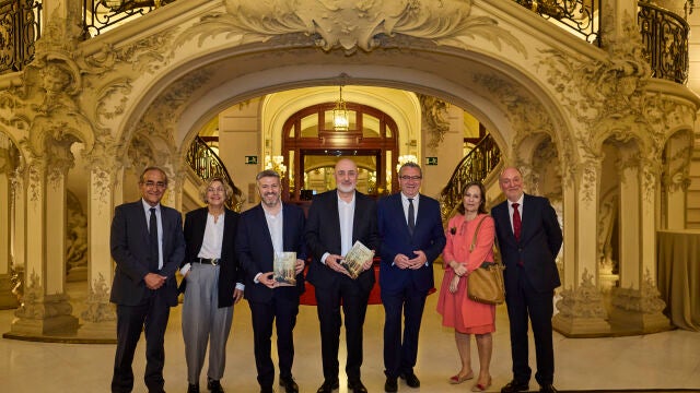 Presentaci&oacute;n de la obra ganadora del escritor Pablo &Aacute;lvarez que sido galardonado con el Premio Azor&iacute;n de Novela 2026 que convocan la Diputaci&oacute;n de Alicante y la Editorial Planeta &copy; Alberto R. Rold&aacute;n / Diario La Raz&oacute;n. 14 04 2026 
