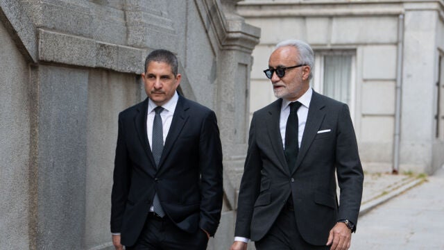 El antiguo jefe de personal de Adif, Michaux Miranda Paniagua (i), a su llegada al Tribunal Supremo, a 14 de abril de 2026, en Madrid (Espa&ntilde;a). Los acusados se sientan desde el pasado 7 de abril en el banquillo del Tribunal Supremo por presuntas irregularidades en los contratos de mascarillas adjudicados desde el Ministerio de Transportes durante la pandemia. Tanto &Aacute;balos como Koldo se encuentran en prisi&oacute;n provisional desde el pasado 27 de noviembre y se declaran inocentes, asegurando en sus...