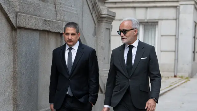 Continúa en el Tribunal Supremo el juicio del ‘caso mascarillas’ El antiguo jefe de personal de Adif, Michaux Miranda Paniagua (i), a su llegada al Tribunal Supremo, a 14 de abril de 2026, en Madrid (España). Los acusados se sientan desde el pasado 7 de abril en el banquillo del Tribunal Supremo por presuntas irregularidades en los contratos de mascarillas adjudicados desde el Ministerio de Transportes durante la pandemia. Tanto Ábalos como Koldo se encuentran en prisión provisional desde el pasado 27 de noviembre y se declaran inocentes, asegurando en sus...