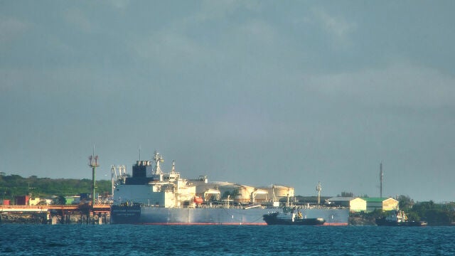 AME9219. BOGOT&Aacute; (COLOMBIA), 14/04/2026.- Fotograf&iacute;a de archivo del 31 de marzo de 2026 que muestra un buque petrolero ruso Anatoli Kolodkin, en la bah&iacute;a de Matanzas (Cuba). El petrolero ruso Universal, que navega por el Atl&aacute;ntico Norte rumbo al Caribe a unos 15 d&iacute;as de Cuba, podr&iacute;a ser el prometido segundo tanquero que env&iacute;a Mosc&uacute; a La Habana como ayuda humanitaria para paliar los graves efectos del bloqueo energ&eacute;tico estadounidense. EFE/STR /ARCHIVO 