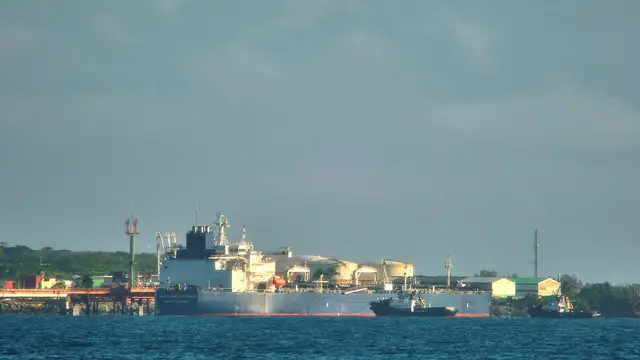 El petrolero ruso Universal, en el Atlántico Norte, podría ser el nuevo envío ruso a Cuba AME9219. BOGOTÁ (COLOMBIA), 14/04/2026.- Fotografía de archivo del 31 de marzo de 2026 que muestra un buque petrolero ruso Anatoli Kolodkin, en la bahía de Matanzas (Cuba). El petrolero ruso Universal, que navega por el Atlántico Norte rumbo al Caribe a unos 15 días de Cuba, podría ser el prometido segundo tanquero que envía Moscú a La Habana como ayuda humanitaria para paliar los graves efectos del bloqueo energético estadounidense. EFE/STR /ARCHIVO