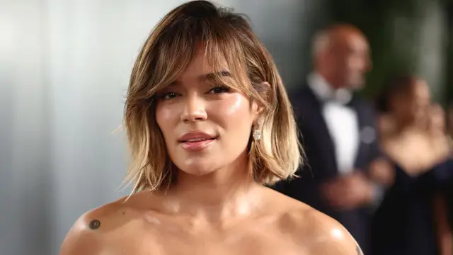 Karol G con cabello corto ondulado y efecto messy hair Karol G con cabello corto ondulado y efecto messy hair