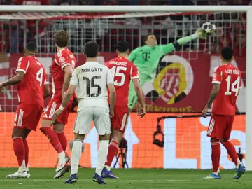 UEFA Champions League quarter finals - Bayern Munich vs Real Madrid MUNICH (Germany), 15/04/2026.- Arda Guler of Real Madrid (C) scores the 1-2 goal during the UEFA Champions League quarter-finals, 2nd leg match FC Bayern Munich against Real Madrid, in Munich, Germany, 15 April 2026. (Liga de Campeones, Alemania) EFE/EPA/RONALD WITTEK