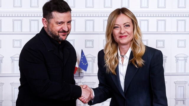 ROME (Italy), 15/04/2026.- Italian Prime Minister Giorgia Meloni (R) and Ukraine's President Volodymyr Zelensky shake hands as they attend a joint press conference during their meeting at Palazzo Chigi in Rome, Italy, 15 April 2026. (Italia, Ucrania, Roma) EFE/EPA/ANGELO CARCONI 